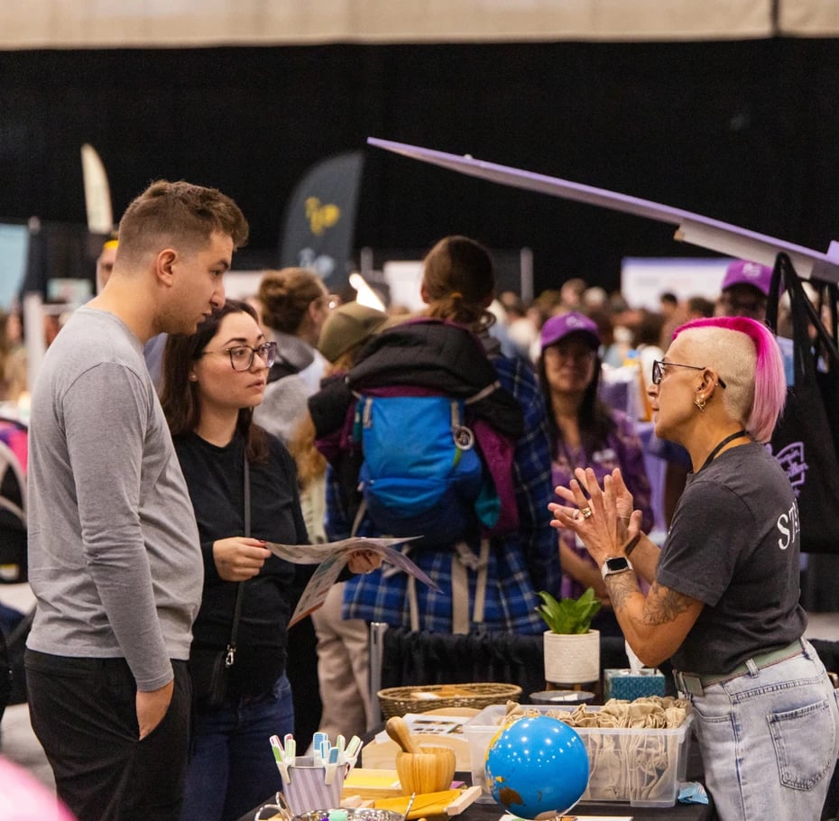Visitors meet an exhibitor at Expo Famille-Parentalité